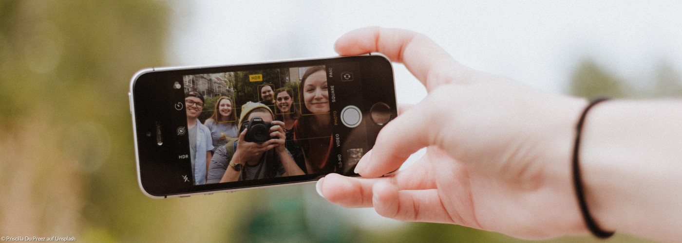 Jugendliche machen ein Selfie mit dem Smartphone