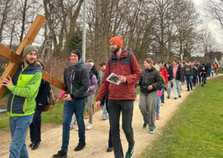 Menschen auf dem Jugendkreuzweg